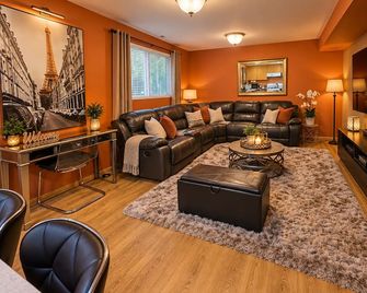 Charming & Cozy Apartment w/ firepit & patio. - Kenmore - Living room
