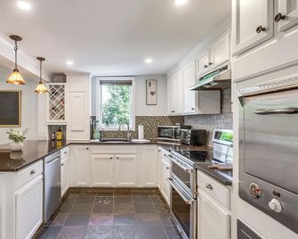 Main St Retreat! 1895 Farmhouse in Port Jefferson - Port Jefferson - Cocina