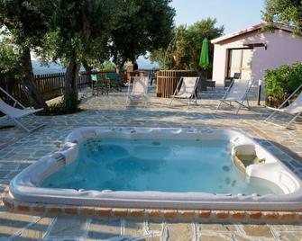 Villa Ginestra with private jacuzzi - Stella Cilento - Piscina