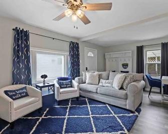 Wonderful in Wood Dale, right by ￼O’Hare airport! - Wood Dale