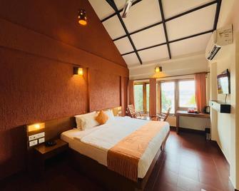 Wayanad Silver Woods Hotel - Tariyode - Bedroom