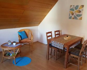 Cozy and bright vacation apartment (67 sqm) with free WLAN - Selb - Salle à manger