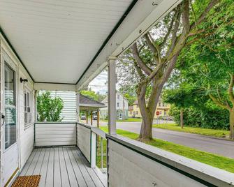 North Tonawanda Apartment ~ 11 Mi to Niagara Falls - North Tonawanda - Balcony