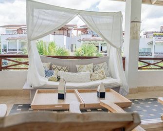 Stylish 3bdr Penthouse In Las Terrenas With Private Terrace, Jacuzzi, Wi-Fi & Ac - El Limon - Balcony