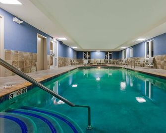 Holiday Inn Express & Suites Salina By IHG - Salina - Piscina