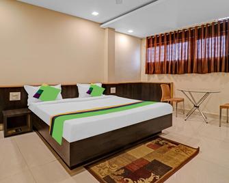 Treebo Surya Yatri Niwas - Belgaum - Bedroom