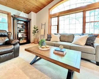 4 Br/2.5 Ba Lake House | Pets Ok | Fire Pit | Dock - Tully - Living room