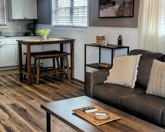 Charming 2-bedroom house with Hot Tub 1.5 miles from Cave Run lake - Morehead - Obývací pokoj