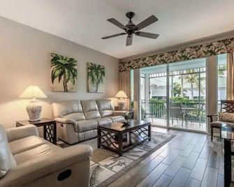 Waterfront Resort In Quiet Gated Community W Pool - Port Charlotte - Living room