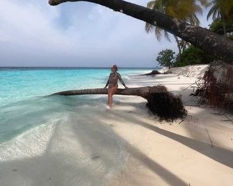 Oceana Surf Maldives - Kudahuvadhoo Surf Retreat - Kudahuvadhoo - Playa