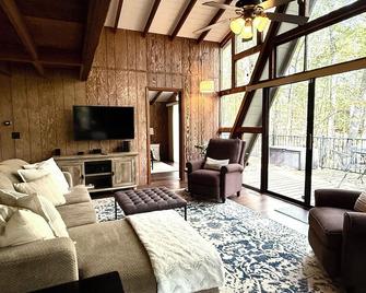 Lakefront Chalet; Hot Tub, Dock, Firepit, Boat, Kayaks, Beach, Pool, And Wifi! - Wright City - Sala de estar
