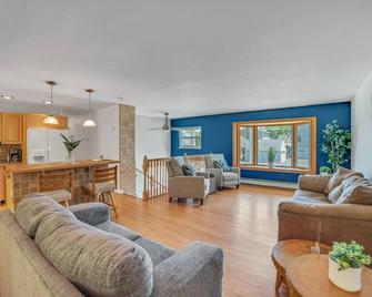 Bay City Getaway: Springtime Serenity by Saginaw Bay: Your Perfect Family Getaway - Bay City - Living room