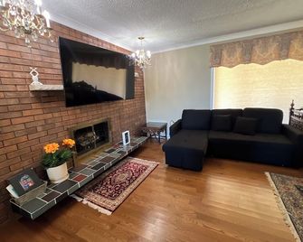 Gorgeous lake front and Amazing sunset . Retreat: Fun, Relaxation, and Nature. - Cobden - Living room