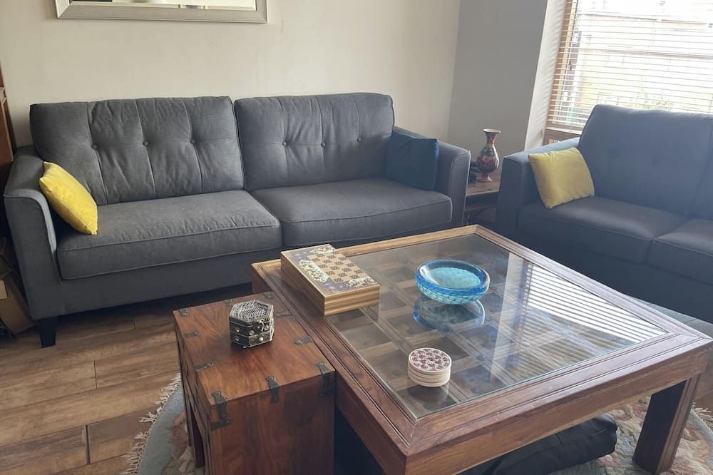 Central Dublin 2-Bed Apartment -Sleeps 5 & Parking - דבלין - סלון