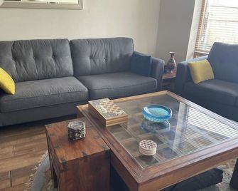 Central Dublin 2-Bed Apartment -Sleeps 5 & Parking - דבלין - סלון