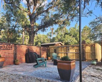 Painted Sky Homestead Apartment - A unique farm stay, near Moody and Valdosta! - Hahira - Patio