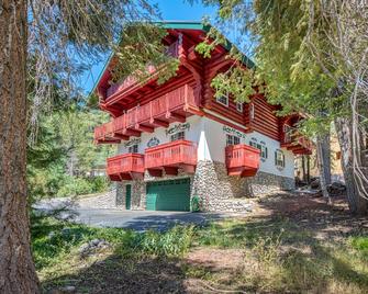 Log-style home with spacious deck, close to China Peak Mountain - Lakeshore - Edificio