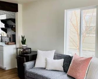 Experience Urban Luxury at Its Finest – Rent Your Dream Downtown Oasis Today! - Wenatchee - Sala de estar