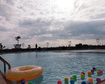 Nevada Convention Hotel - Ubon Ratchathani - Piscina