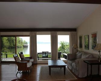 Spacious Ranch on Lake Champlain! - Westport - Sala de estar