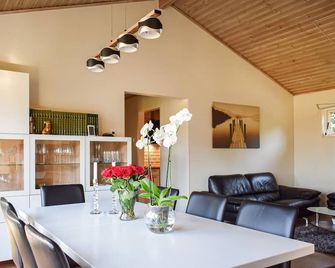 Lovely home in Lekeryd with sauna - Jönköping - Dining room