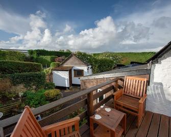 Steps Farmhouse B&B - מיינהד - מרפסת