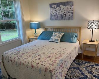 Out where the blacktop ends: Rent our 2BR country lover's retreat. - King George - Bedroom