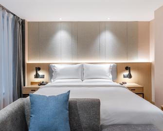 Hanting Premium Hotel Chongqing Guanyingqiao Hongqihegou Metro Station - Chongqing - Bedroom