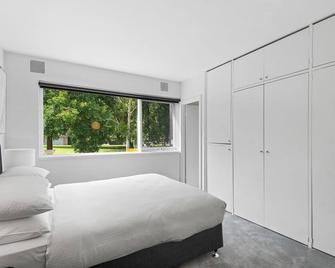 Chic 1-Bed Apartment Across from Royal Park - Melbourne - Habitació