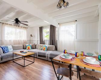 Somewhere over the Rainbow Loft with AC Hilo - Hilo - Living room
