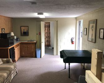 #2 Farm Charm Kitchenette near Wolf Pen trails, alcohol/smoke-free environment - Mena