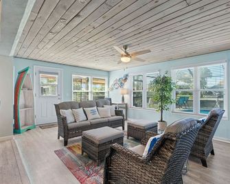 Crystal River Pool Home ~ Waterfront w/Boat Dock, Hot Tub & fenced backyard. - Crystal River - Вітальня