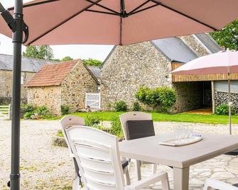 Gorgeous Home In Bricquebec-En-Cotentin - Bricquebec-en-Cotentin - Innenhof