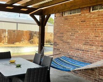 Route 66 Ranch with pool in charming Chandler. - Chandler - Patio