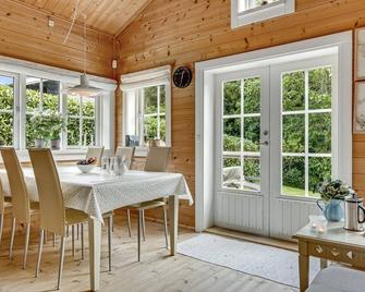 Beautiful home in Hornbæk with WiFi - Hornbaek - Eetruimte