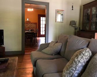 Restored 1880 Mill Home in Glencoe w/ AC - Burlington - Obývací pokoj