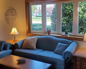 Relaxing Lakeside Getaway - Willowick - Living room