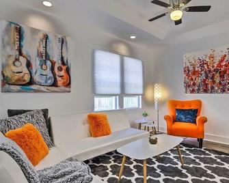 Charming Gulf Coast Cottage - 1 Mile to the Coast! - Long Beach - Living room