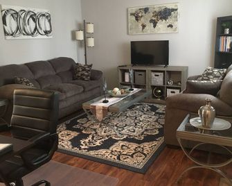 Duplex Apt (Moonlight Suite) - Richmond - Living room