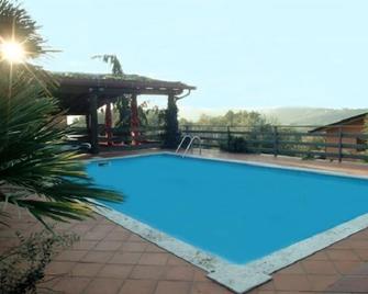 Le Fattora - Serrone - Piscina