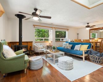 Evergreen Cabin- serene getaway close to mountain biking, hiking & skiing - Bellingham - Living room