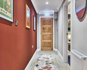 44 North - Londonderry - Διάδρομος