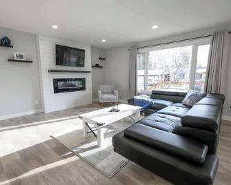 Modern Charm | Full House | Free Wi-Fi - Grande Prairie - Living room