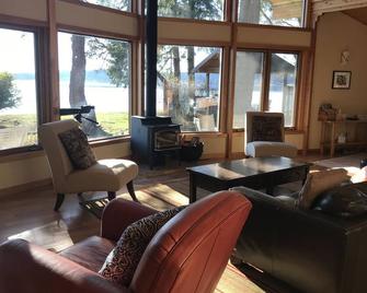 Beachfront Luxury on Case Inlet - Belfair - Living room