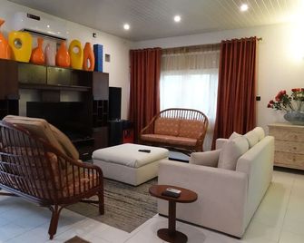 Palm Grove - קולומבו - סלון