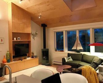 Modern Cottage with Peeks of Ocean Views - Cape Elizabeth - Sala de estar