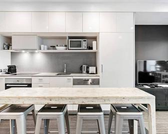 Sunshine Place - Heart of St Kilda with Parking - St Kilda - Kitchen