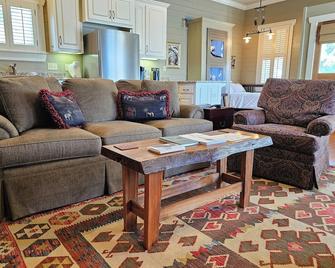 Ayres Cottage by Louisiana Hospitality Group - Saint Francisville - Living room