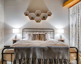 Spacious Loft Near Broadway! - Nashville - Bedroom