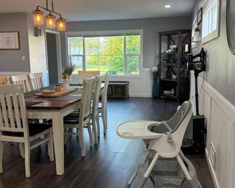 Weekend Escape- Cozy 2BR with Patio - Grafton - Dining room